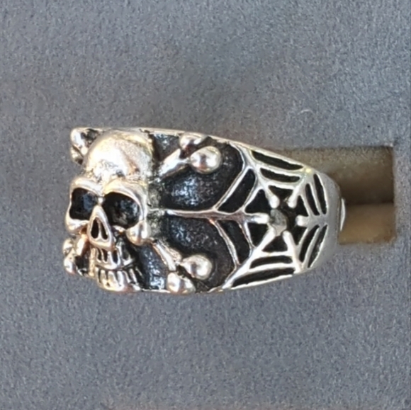 DELUXE SKULL HEAD BLACK INAYED EYES  BIKER RING Size 8 MEN WOMENS jewelry SILVER - Picture 3 of 5